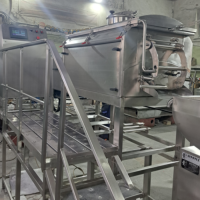 Машина термоформовочная, 1200 л, двухшнековая (паровой плавитель) с площадкой обслуживания, подъемником сырья и комплектом тележек 